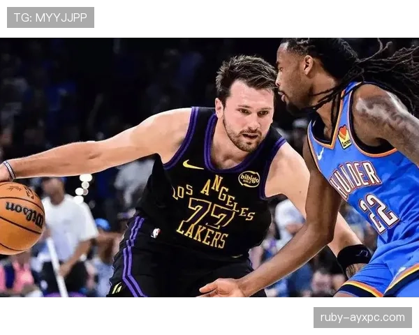 东契奇又在更衣室吃披萨？这哥们场下真把NBA当自助餐厅了