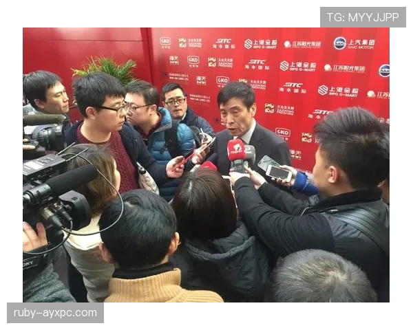贝林厄姆拎着泡面站在私人飞机舱门口，这反差笑到停不下来